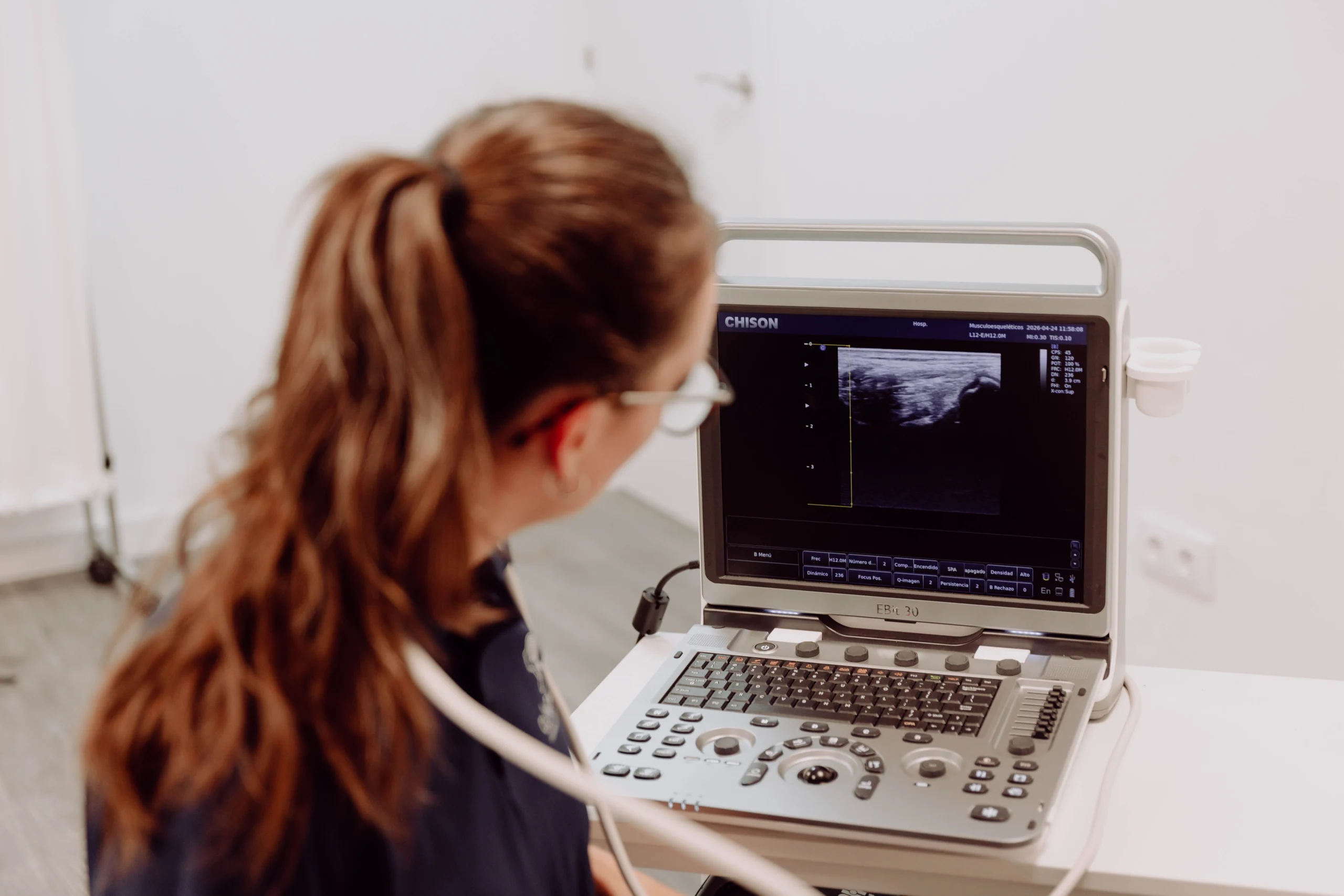 Fisioterapeuta realizando terapia manual en Clínica Axon Valencia