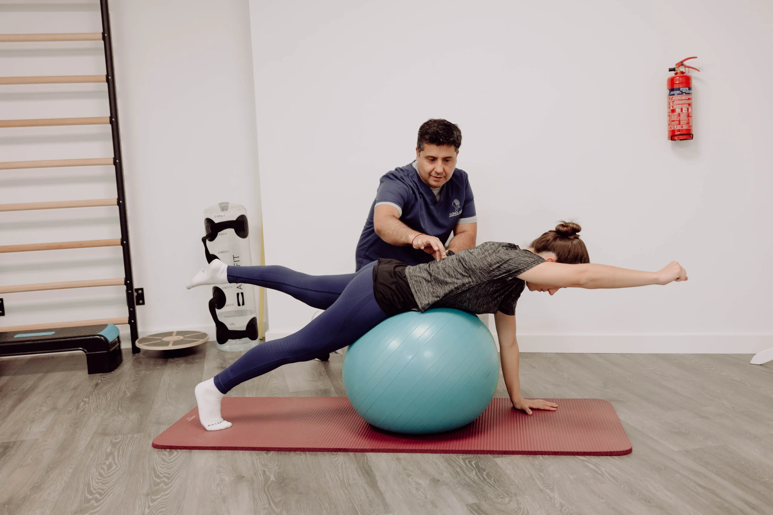 Sesión de pilates terapéutico supervisada por fisioterapeutas en Clínica Axon Valencia
