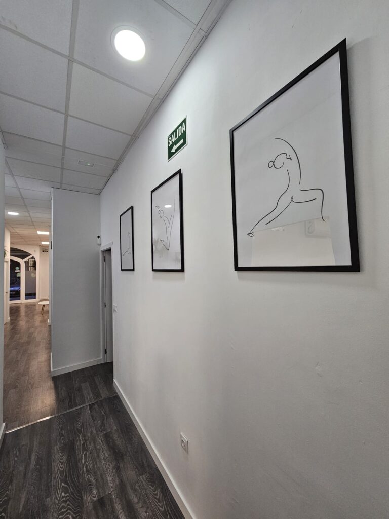 Cuadros de pilates y Yoga de la Clínica Axon en Valencia