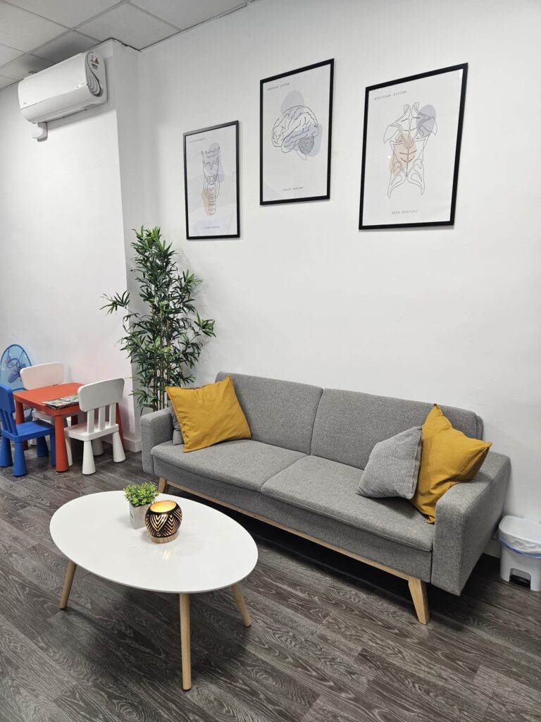 Sofá de recepción de la Clínica Axon en Valencia