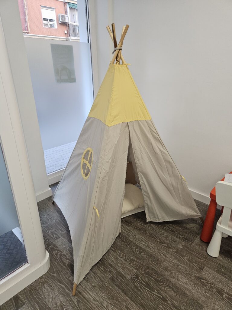 Zona de espera para niños de la Clínica Axon en Valencia
