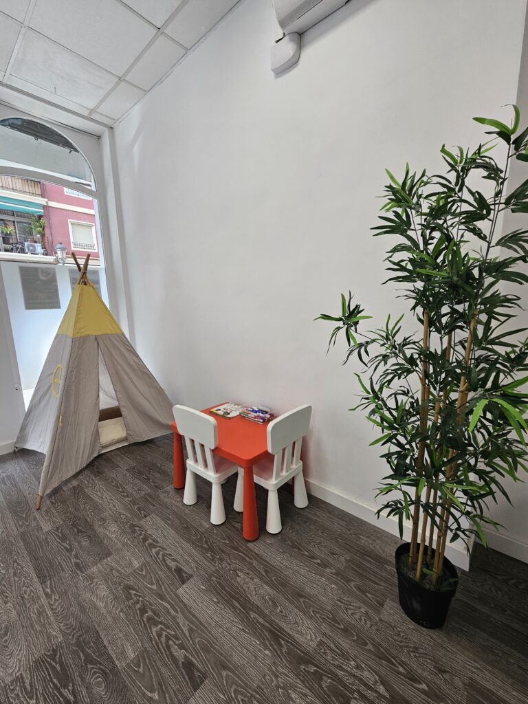 Zona de espera para niños de la Clínica Axon en Valencia